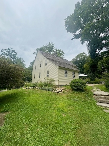 Building Photo - 2 Porges Rd