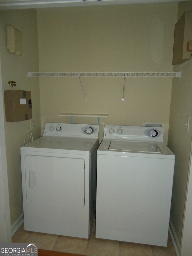 Building Photo - 1035 Barnett Shoals Rd