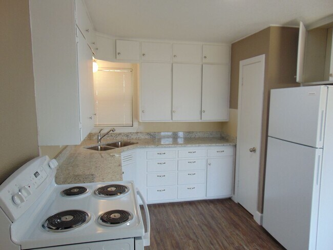 Building Photo - PRE-LEASE NOW! AVAILABLE 6/13/25-2605 33rd...