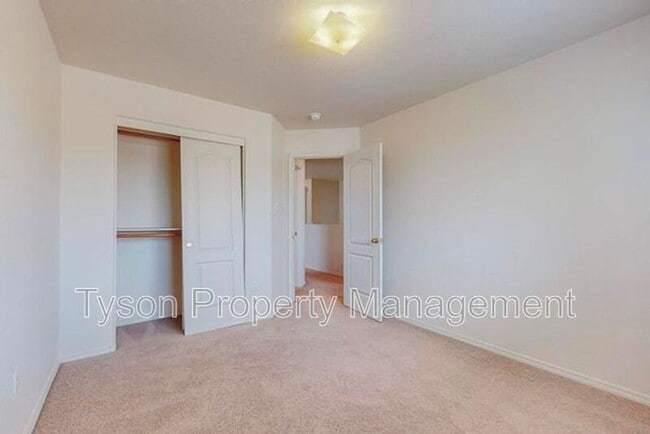 Building Photo - 2420 Falesco Dr SE