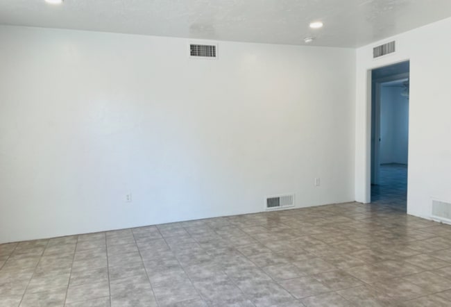 Building Photo - Expansive Elegant and Modern Stunning 3 Bedroom 2 Bath Townhome