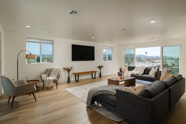 Building Photo - 3045 W Boulevard3H-3H