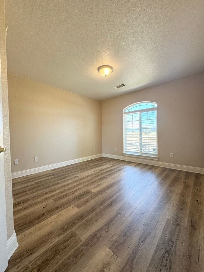 Building Photo - Relax and Enjoy Peaceful Lake Views!