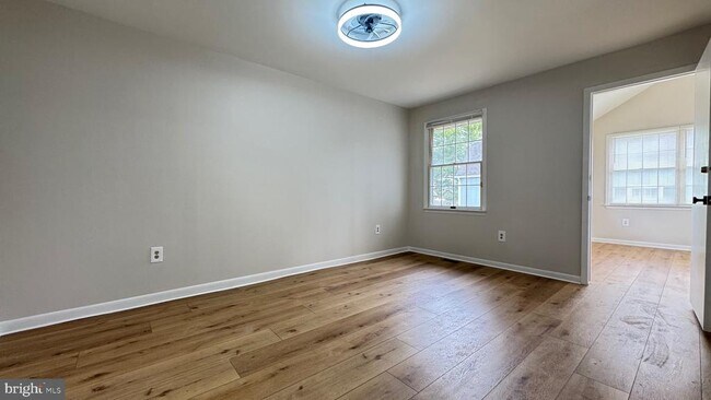 Building Photo - 815 W Wood Ave