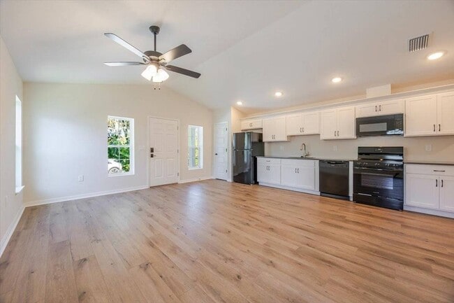 Building Photo - 1164 Fairway Dr