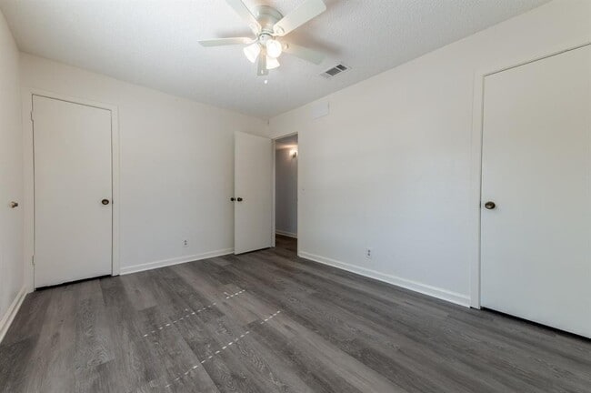 Building Photo - 606 E 2nd St