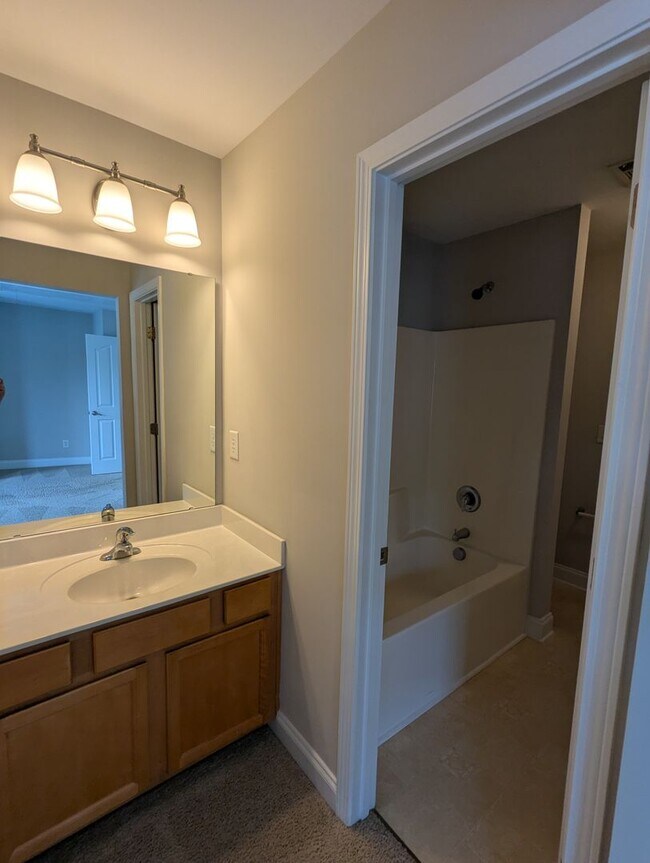 Building Photo - 4BR Main Floor Master, Huntersville