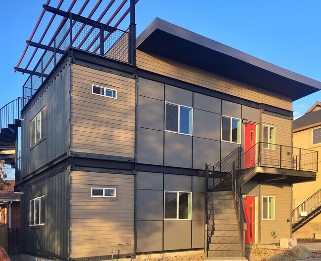 Building Photo - 451 Holcomb Ave
