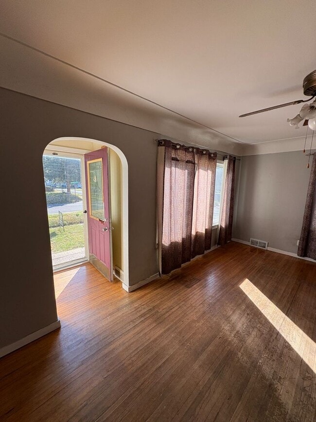 Building Photo - FOR RENT Spacious 4 Bed / 1 Bath Home on C...