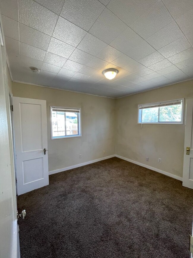 Building Photo - Charming 3bdrm, 1 bath house with fenced y...
