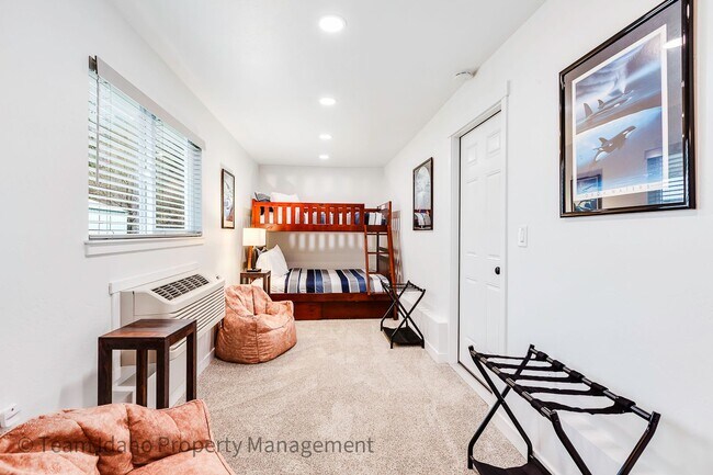 Building Photo - Fully furnished and stocked Single Level H...