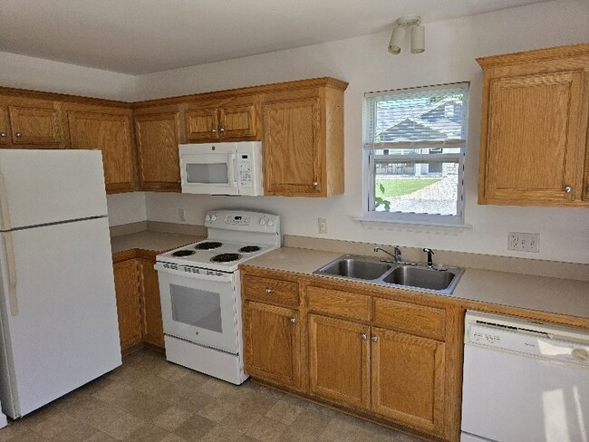 Building Photo - 2401 S Ridge Ave