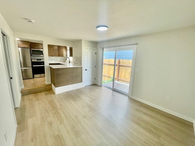 Building Photo - 5-Bedroom, 2 Bathroom Home with In-Unit Wa...