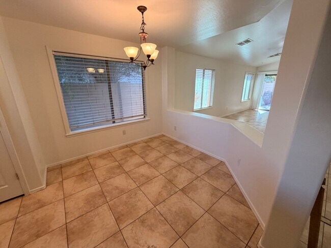 Building Photo - Spacious 3Bdm 2Ba Phoenix Home with *No Carpets* and *New Paint*