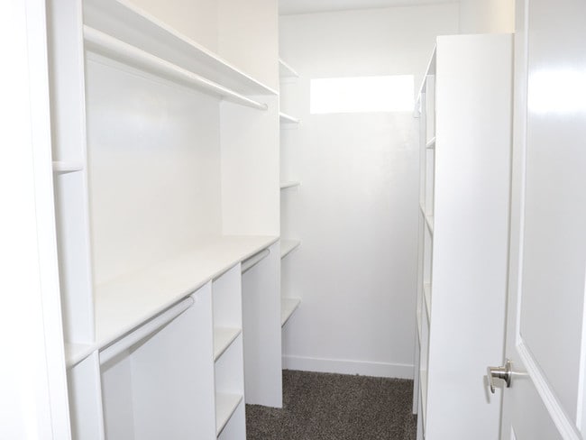 Building Photo - 1002 E Platinum Way