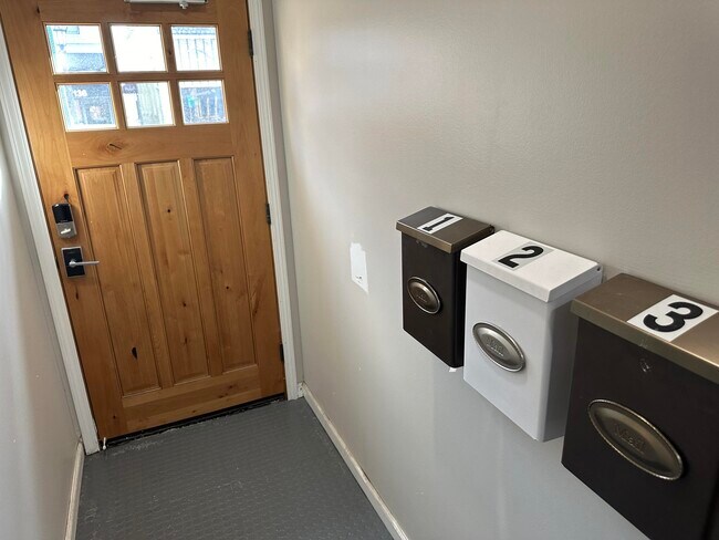 Building Photo - 137 N Center St