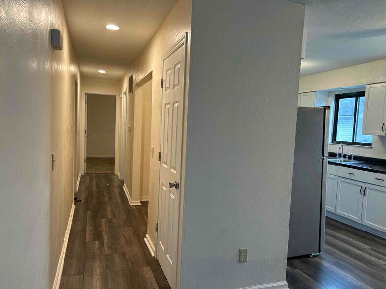 Building Photo - 5806 Ryewyck Dr