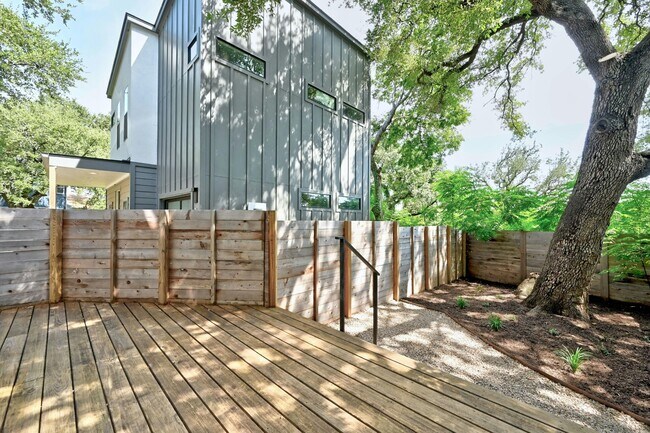 Building Photo - 1183 Oak Grove Ave