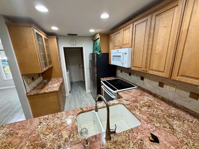 Building Photo - 423 Whispering Oaks Ct