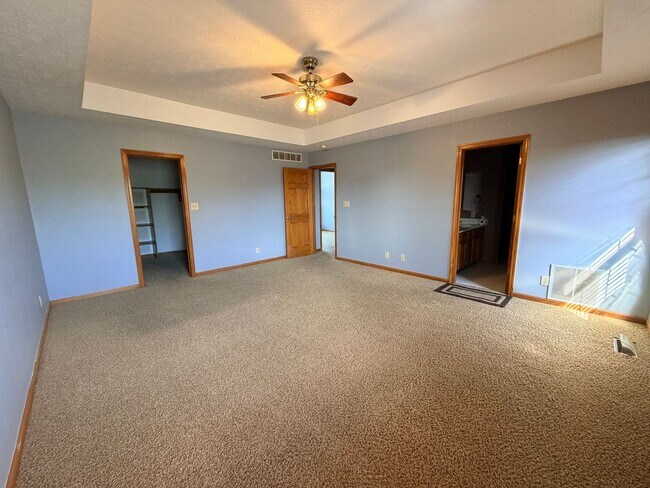 Building Photo - 705 Hummingbird Ln