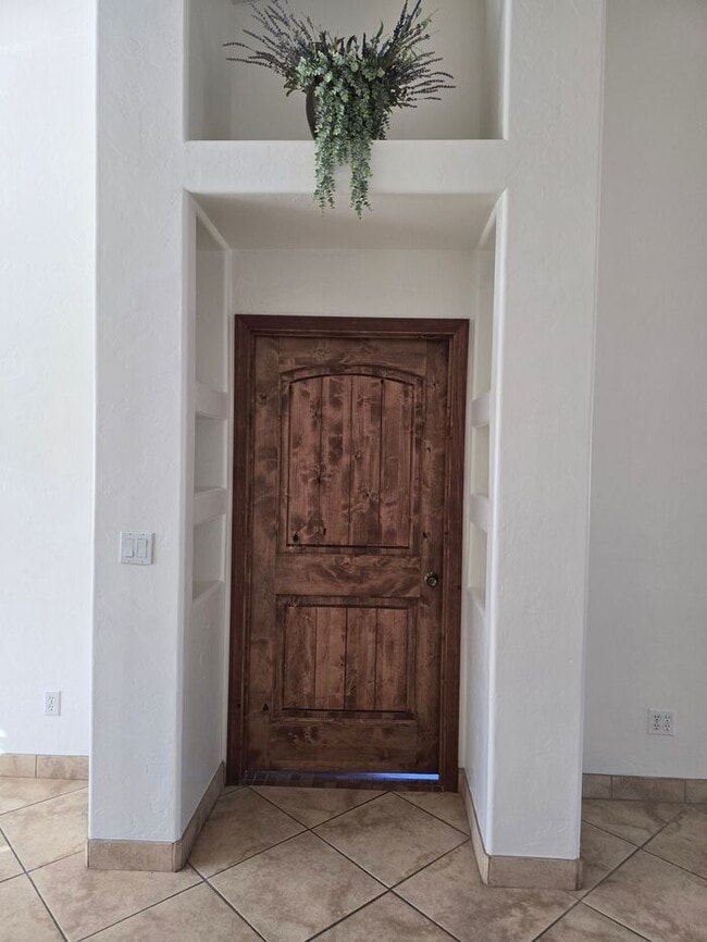 Building Photo - Spacious East Side Oasis – 4 Bed, 2 Bath Home with Premium Upgrades!