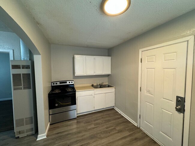 Primary Photo - $495 - 1 bed 1 bath - Duplex