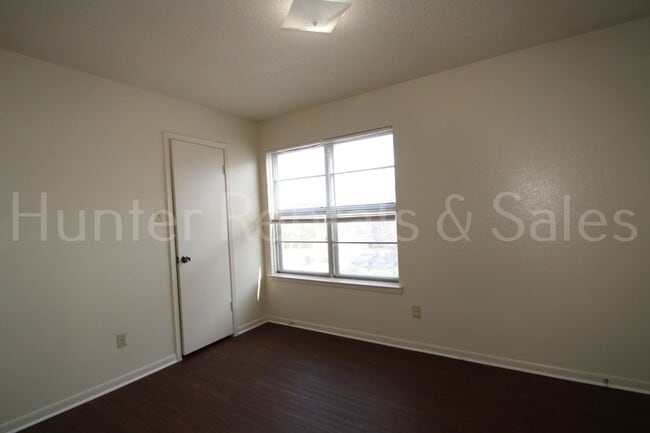 Building Photo - Charming Two-Bedroom Townhome with Fireplace