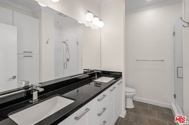 Building Photo - 585 N Rossmore Ave