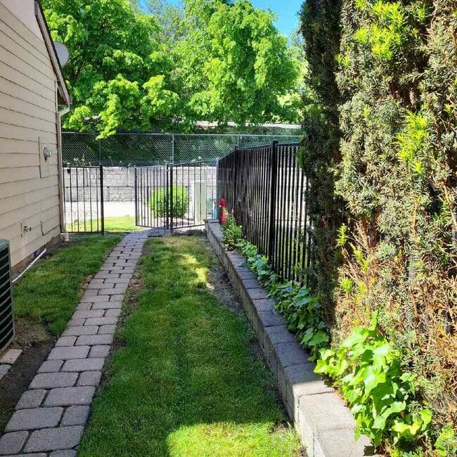 Building Photo - 528 W Nevada St