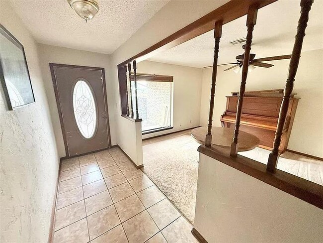 Building Photo - 601 Sky Cir