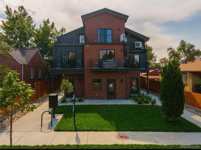 Building Photo - Available Now -  Unbelievable 2 Bed with R...