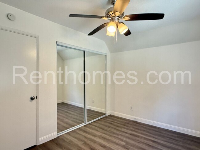 Building Photo - 7425 Charmant Dr