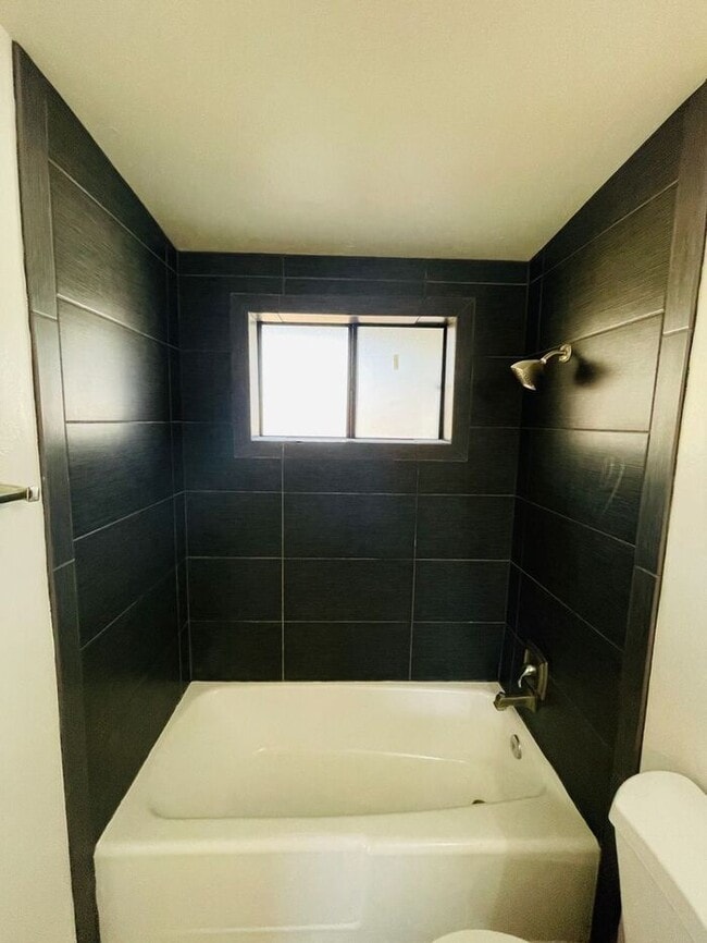 Building Photo - ***MOVE-IN SPECIAL*** Fully Remodeled 2 Be...