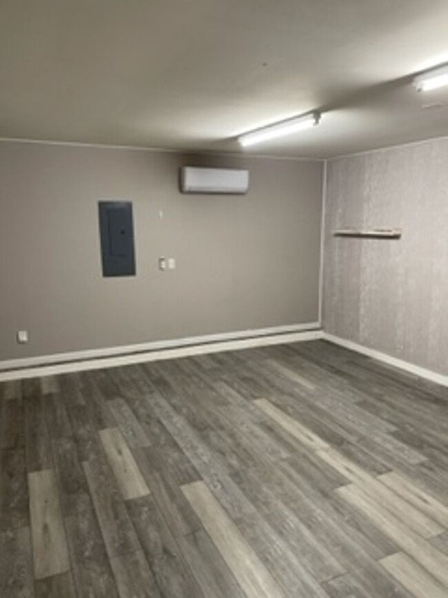 Building Photo - Three Bed Two and a Half Bath Home in Gast...
