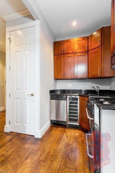 Building Photo - 290 W 12th St