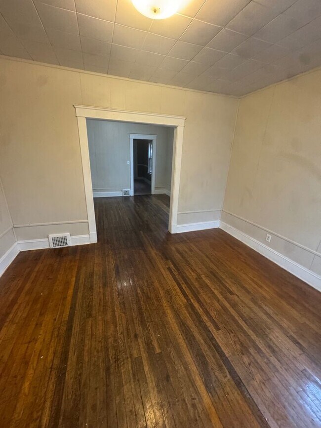 Building Photo - 632 E 101st St