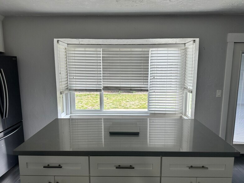 Kitchen window - 4864 Chablis Ct