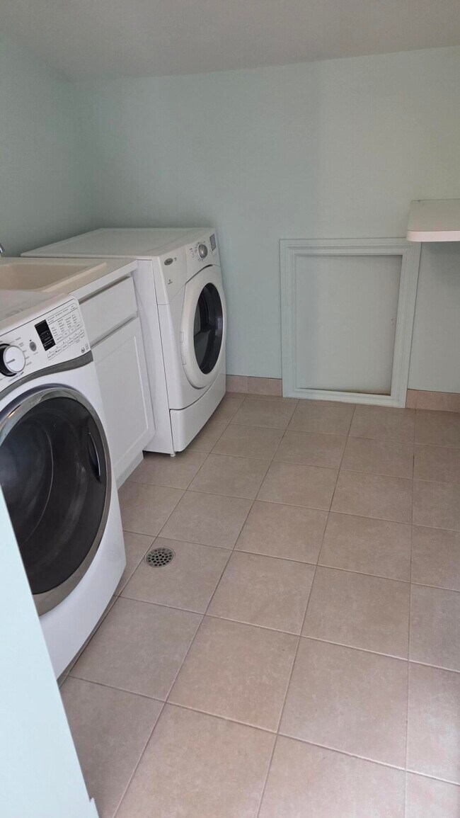 Building Photo - 934 W Huron St