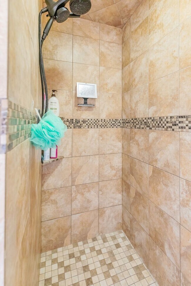 Building Photo - Beautiful 3 Bed 2 Bath Home