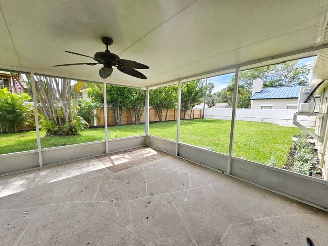 Building Photo - 3 Bedroom 2 Bath in Riveria Bay of St. Pete