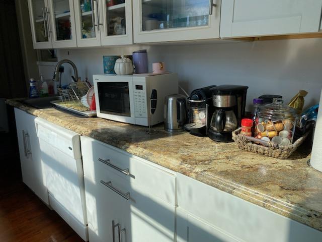 Kitchen with plenty of space, dishwasher - 523 E State St