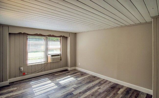 Building Photo - 9924 Sunset Dr