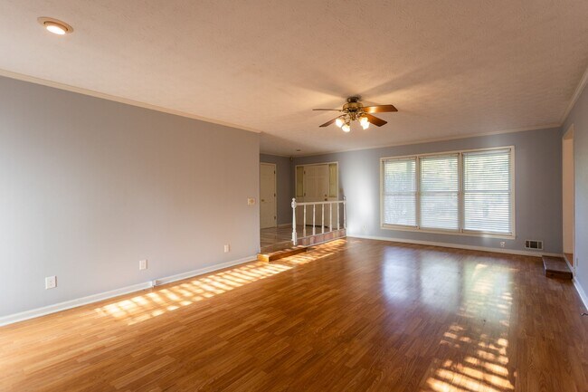 Building Photo - 3301 Sams Way SE