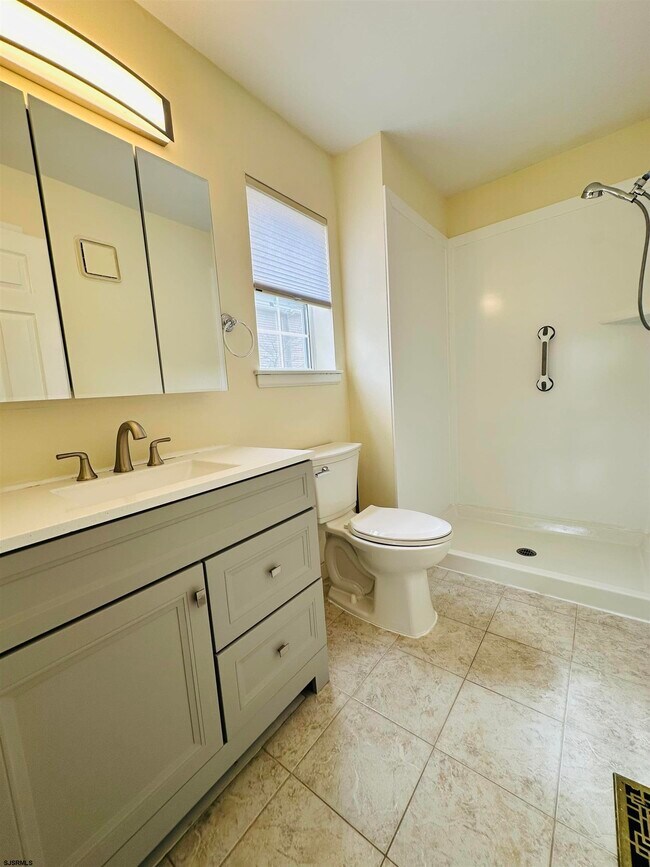 Building Photo - 550 Central Ave