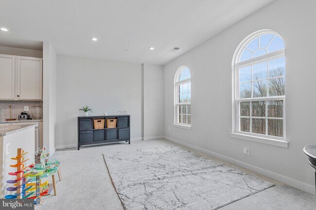 Building Photo - 10910 Presidential Pkwy