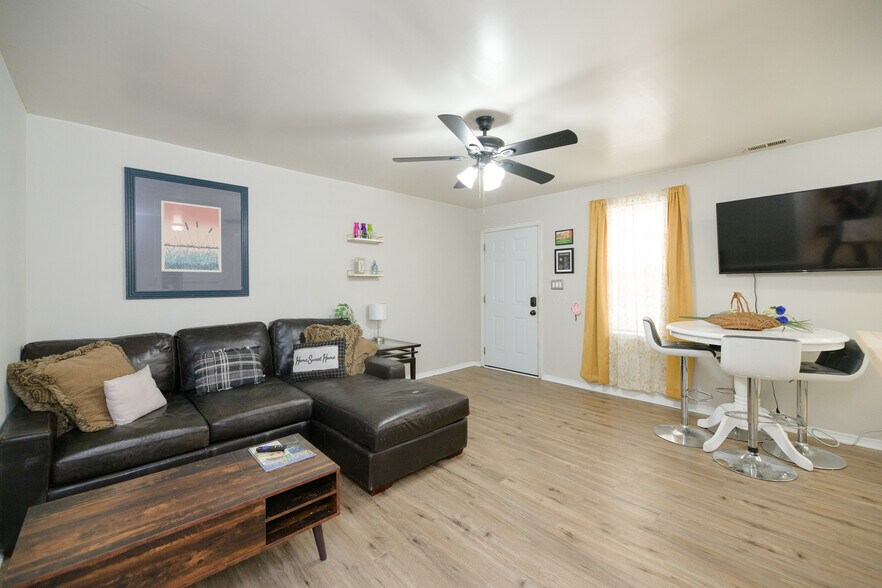 Building Photo - 834 C Ave