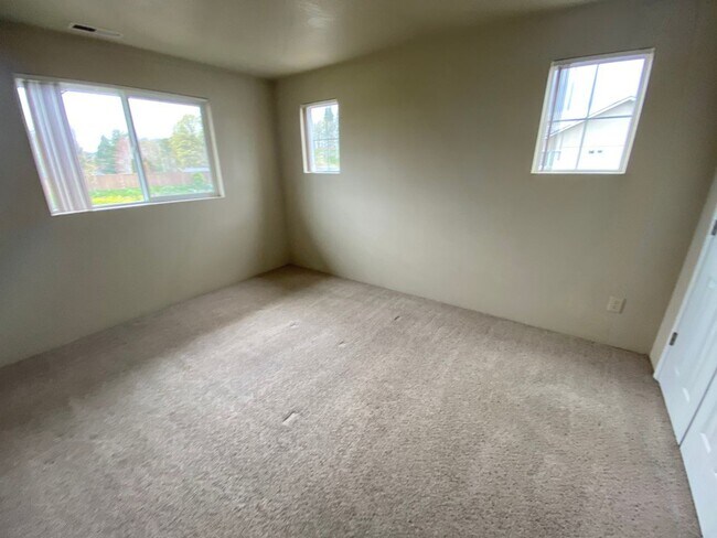 Building Photo - large 3 Bedroom 2.5 Bath Springfield duplex