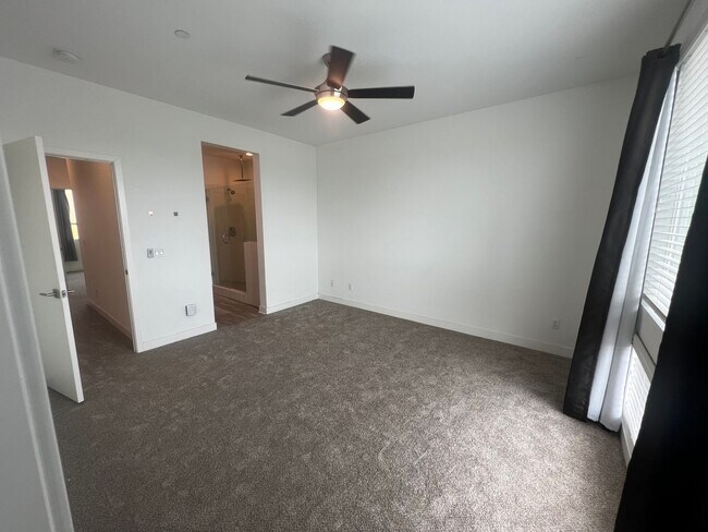 Building Photo - *** $1000 Move in Special*** Completely upgraded large townhome with solar!!