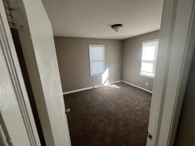 Building Photo - 2-bedroom, newly remodeled home on Flint's Southwest side.