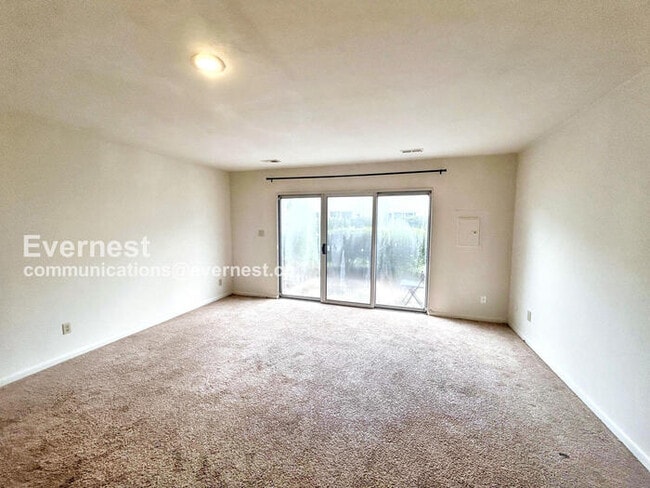 Building Photo - 2-Bedroom Townhome with Washer / Pet-frien...